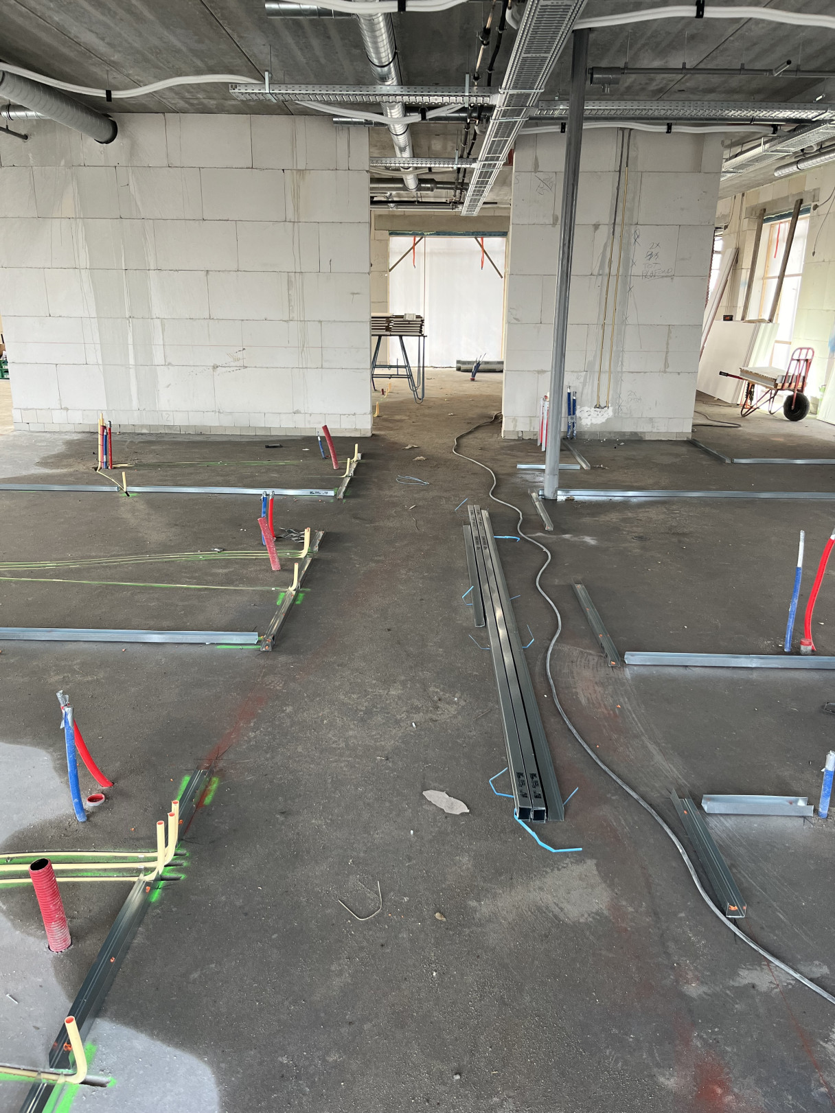 Start plaatsing metal stud wanden