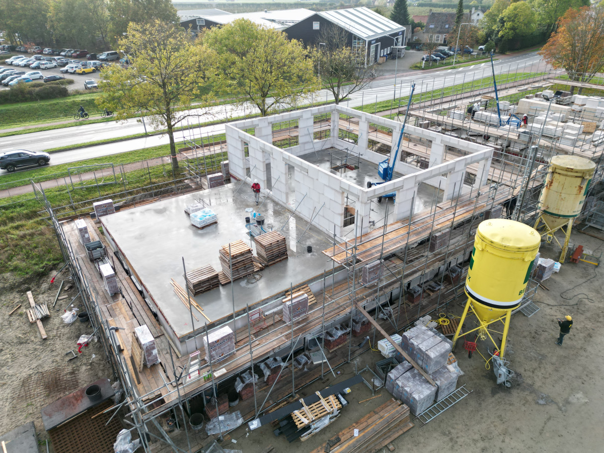 De eerste verdieping staat!